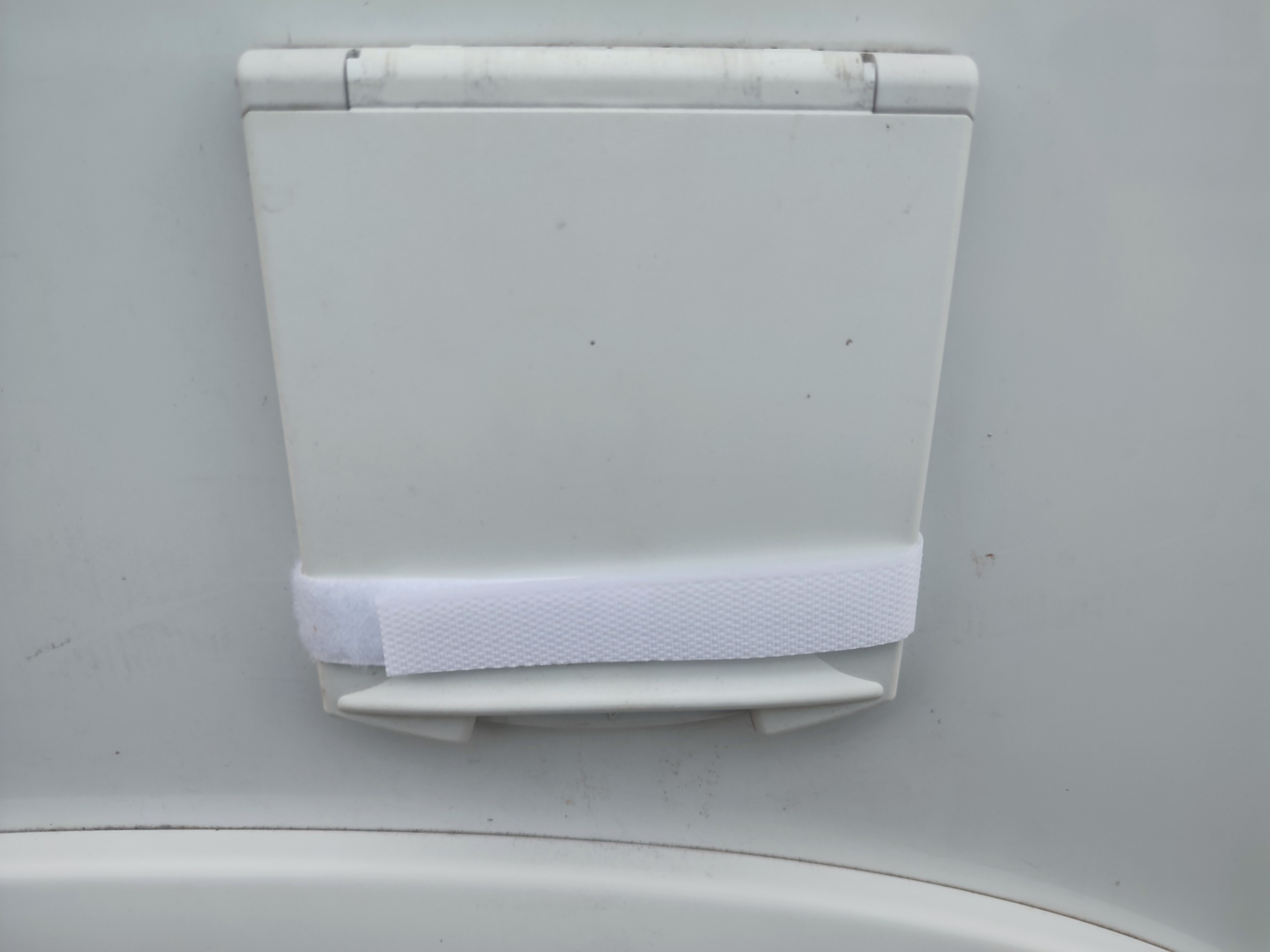 Klappenfixierung mit Klettband